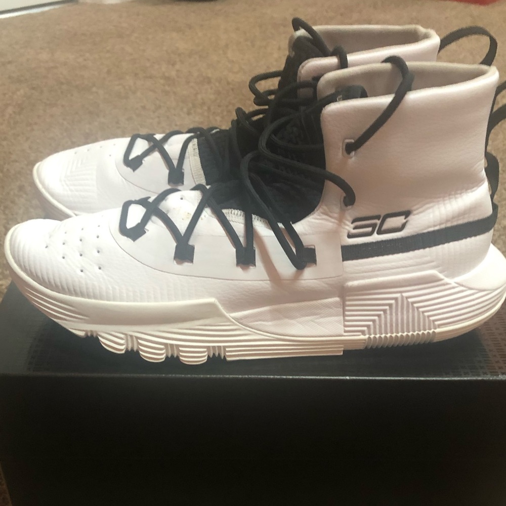 Men’s basketball shoes